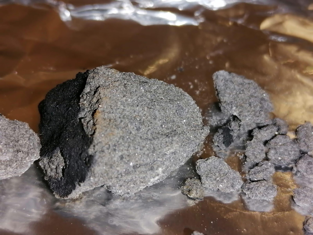 I frammenti della meteorite caduta la sera di San Valentino nella zona Nord di Matera.