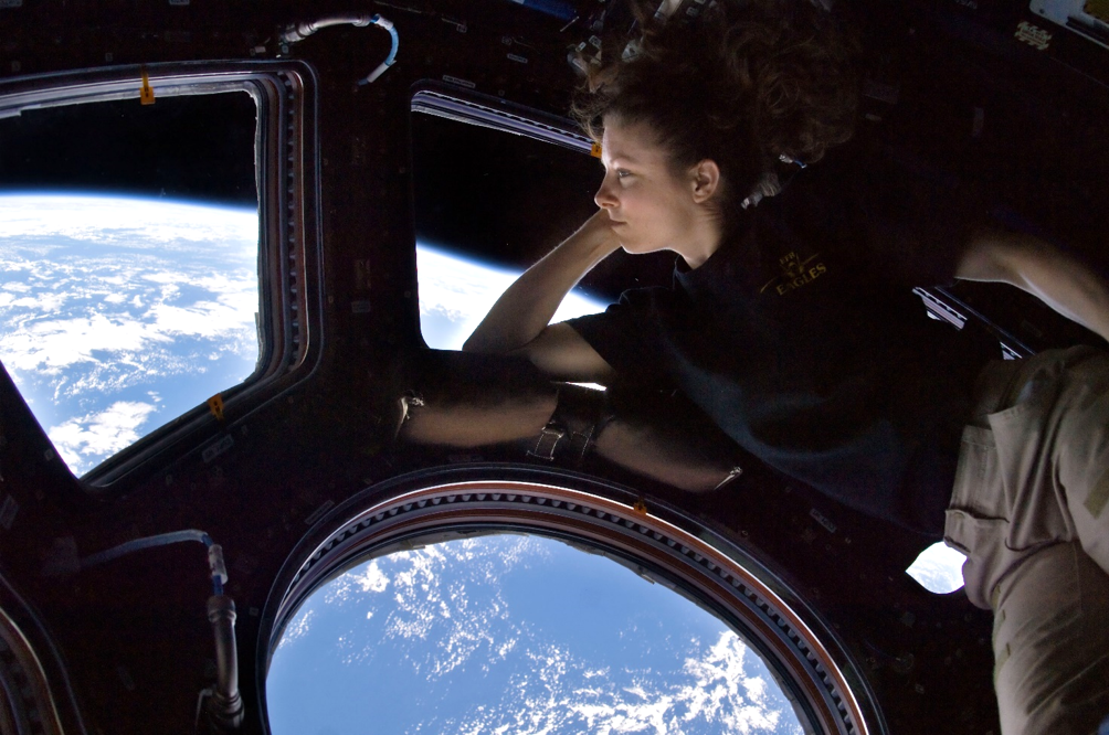 Tracy Caldwell Dyson nel modulo Cupola della Stazione Spaziale Internazionale (ISS)