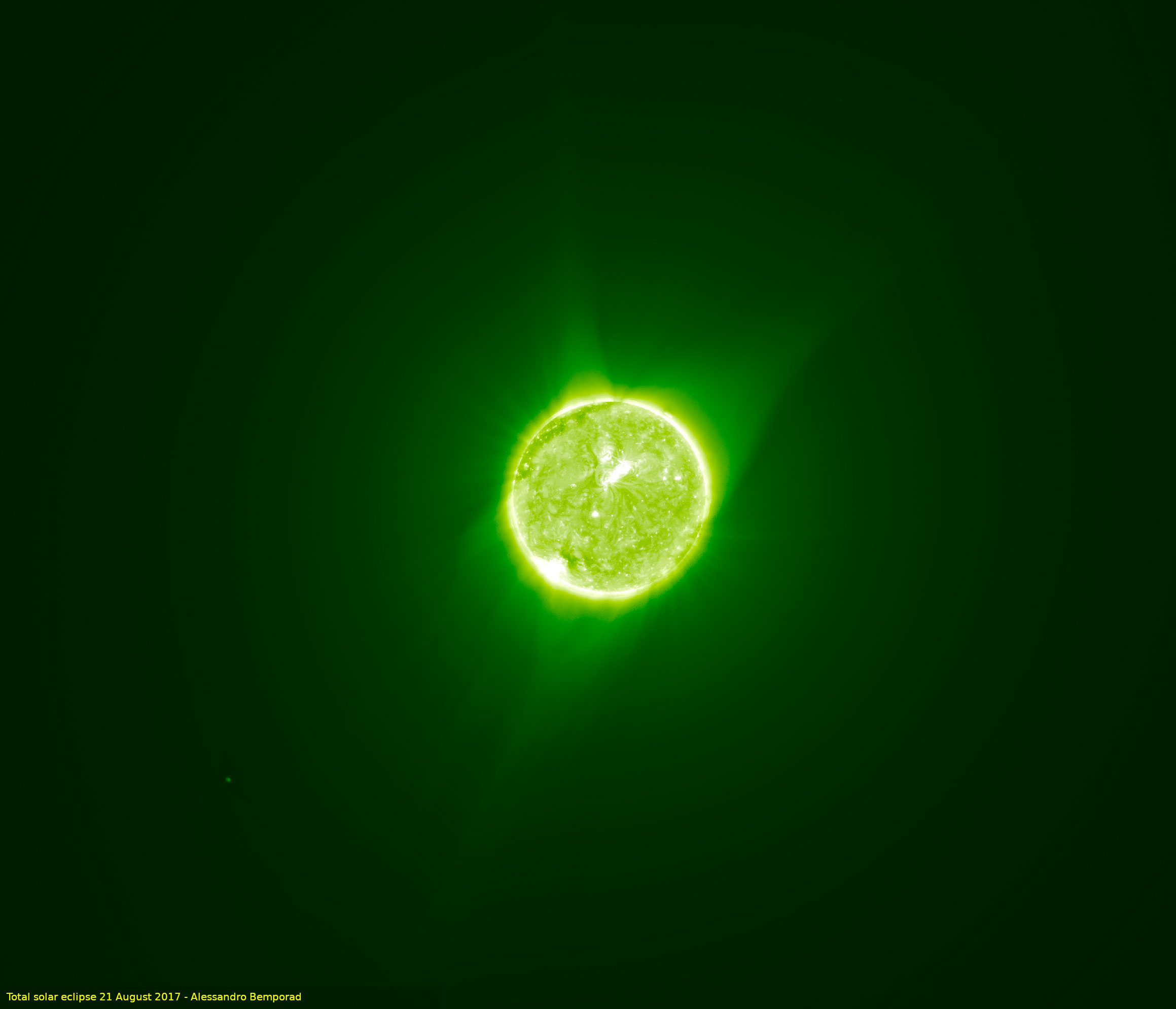 Montaggio ottenuto unendo un’immagine della corona acquisita da Alessandro Bemporad durante l’eclissi del 2017 con una del Sole in EUv acquisita dal telescopio Aia a bordo della missione Sdo. Crediti: A. Bemporad, Sdo