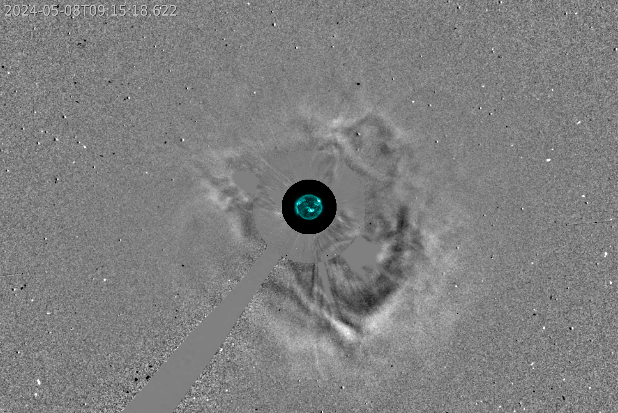 Figura 2: la prima eruzione diretta verso terra ed associata al brillamento X1.0 del 8 maggio con picco alle ore 05:09 UT. L’immagine è una composizione ottenuta con JHelioviewer di immagini di differenza SOHO/LASCO C2 e C3 e immagini SDO/AIA 171.