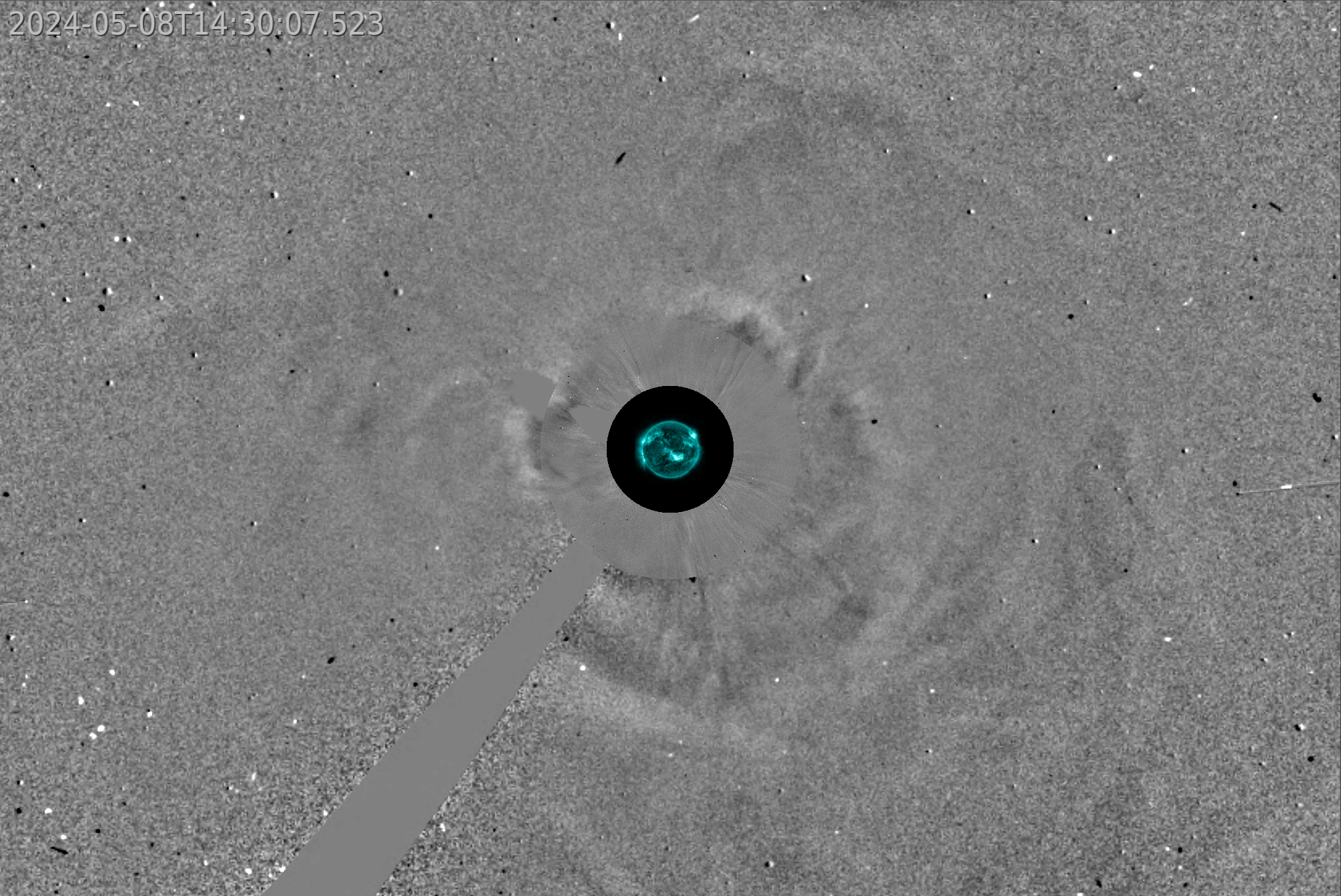 Figura 3: la seconda eruzione diretta verso terra ed associata al brillamento M8.6 del 8 maggio con picco alle ore 12:04 UT. L’immagine è una composizione ottenuta con JHelioviewer di immagini di differenza SOHO/LASCO C2 e C3 e immagini SDO/AIA 171.