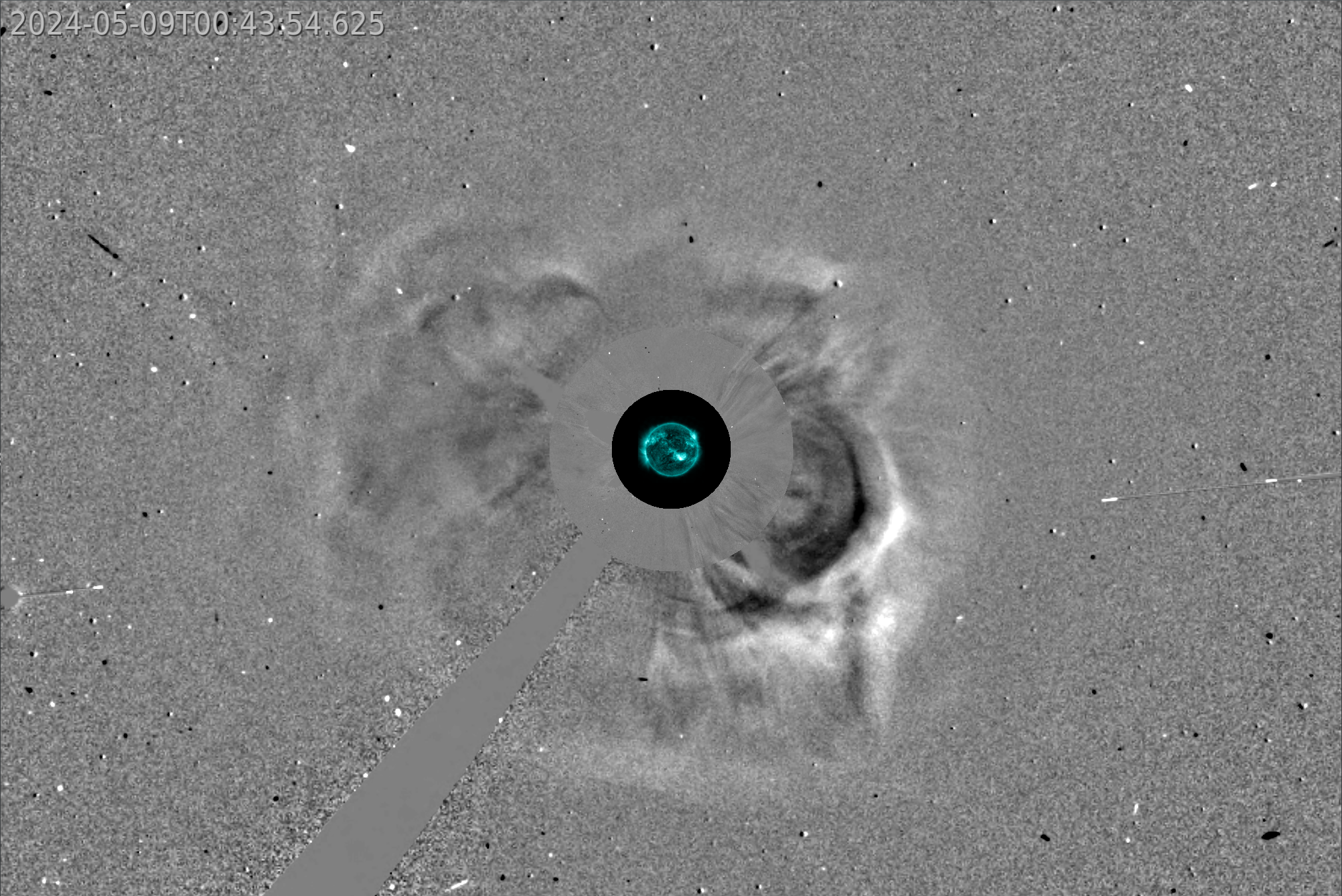 Figura 4: la terza eruzione diretta verso terra ed associata al brillamento X1.0 del 8 maggio con picco alle ore 21:40 UT. L’immagine è una composizione ottenuta con JHelioviewer di immagini di differenza SOHO/LASCO C2 e C3 e immagini SDO/AIA 171.