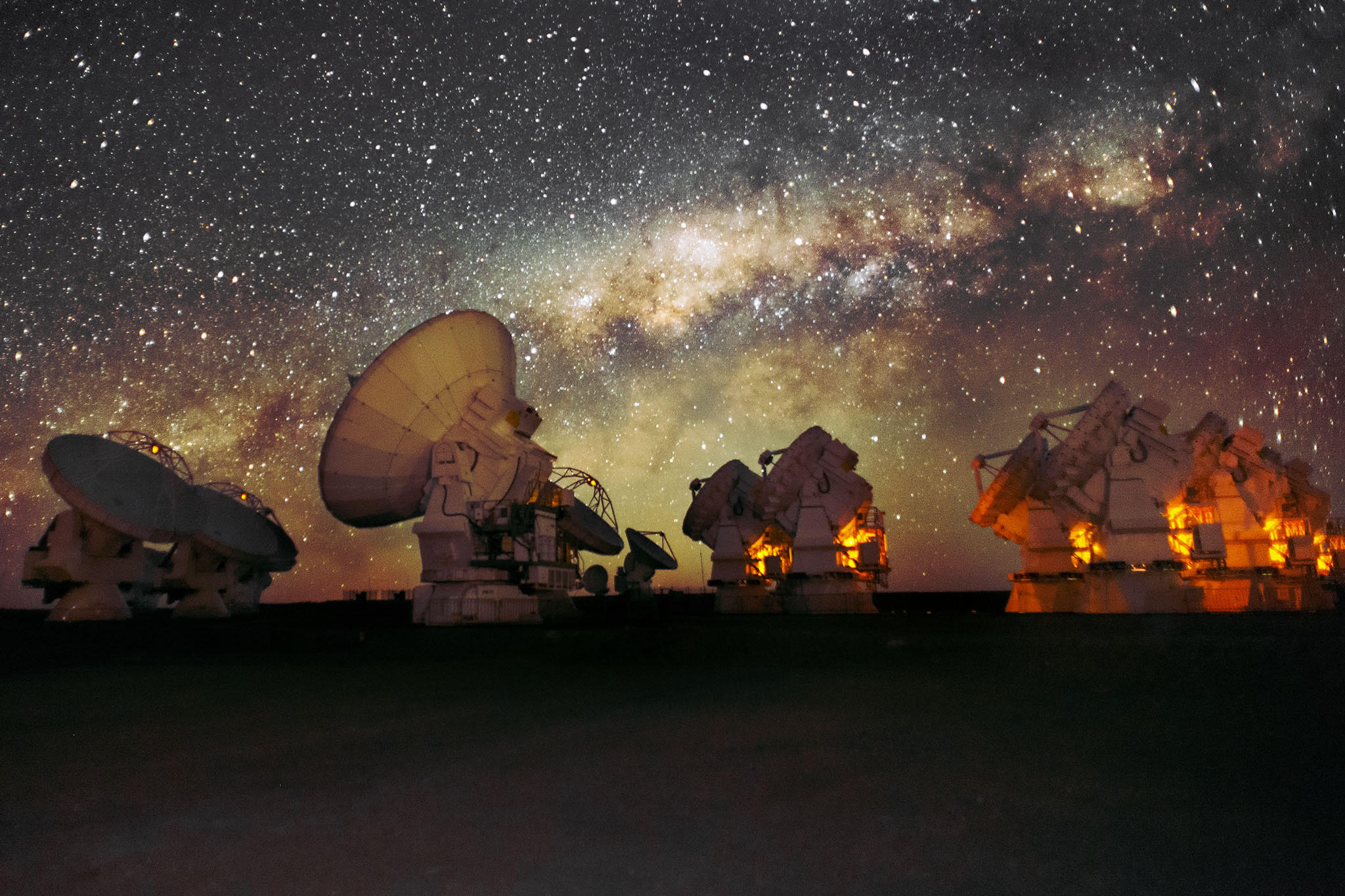 antenne del radiointerferometro ALMA (Atacama Large Millimeter/submillimeter Array) situate nel deserto di Atacama, in Cile. Le antenne sono posizionate sull'altopiano di Chajnantor, a un'altitudine di oltre 5000 metri, un luogo ideale per l'astronomia grazie all'atmosfera secca e sottile. Nel cielo sopra le antenne è visibile la Via Lattea, la nostra galassia, insieme ad altre formazioni astronomiche come le Nuvole di Magellano. ALMA è un osservatorio internazionale che studia l'universo osservando le emissioni radio provenienti da oggetti molto freddi, come le nubi di gas e polvere dove nascono nuove stelle e pianeti. Atacama Large Millimeter/submillimeter Array (ALMA) di notte ... Atacama Large Millimeter/submillimeter Array (ALMA) di notte, sotto le Nuvole di Magellano | ESO Italia. Select Language (it). (it... Eso.org The Atacama Large Millimeter/submillimeter Array (ALMA) by ... Antennas of the Atacama Large Millimeter/submillimeter Array (ALMA), on the Chajnantor Plateau in the Chilean Andes. The Large and... Eso.org ALMA festeggia dieci anni di scienza | ESO Italia 1 ott 2021 — ALMA festeggia dieci anni di scienza ... Dieci anni fa, ALMA (Atacama Large Millimetre/submillimetre Array), un osservatorio inter... Eso.org Atacama Large Millimeter Array - Wikipedia Atacama Large Millimeter Array - Wikipedia. Atacama Large Millimeter Array. rete di radiotelescopi per onde sub-millimetriche. L'A... Wikipedia Perdetevi nella Via Lattea con questo panorama a 360 gradi ... 22 feb 2022 — Che meraviglia!! 4y. Feligi Feligi. meravigliosa . Godetevi questo meraviglioso video, disponibile anche in 4K, diretto proprio al... Facebook Antennas of the Atacama Large Millimeter/submillimeter Array (ALMA) radio interferometer located in the Atacama Desert, Chile. The antennas are positioned on the Chajnantor plateau, at an altitude of over 5,000 meters, an ideal location for astronomy thanks to its dry and thin atmosphere. The Milky Way, our galaxy, is visible in the sky above the antennas, along with other astronomical features such as the Magellanic Clouds. Credits: Eso.org