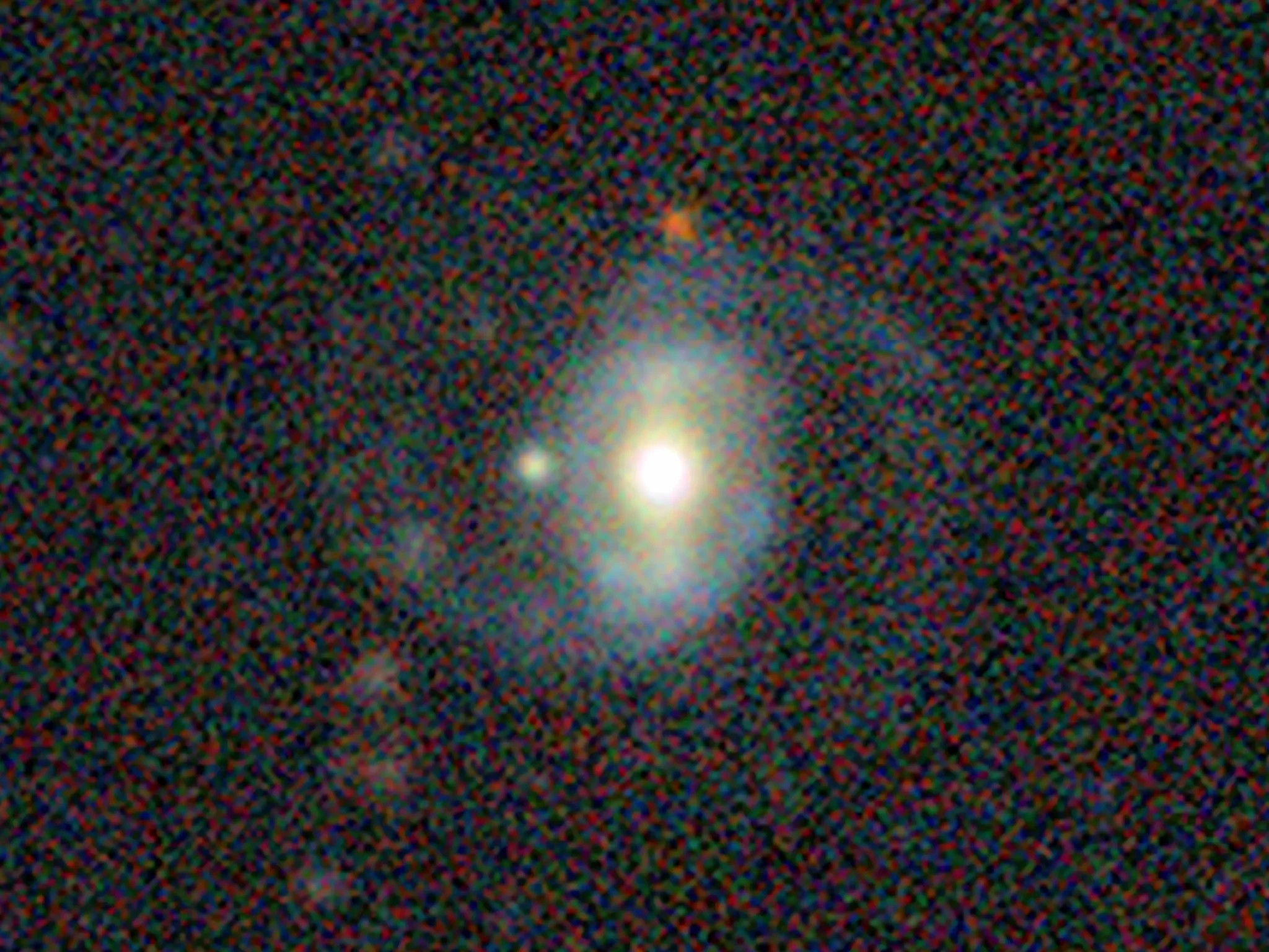 La galassia Sdss J110546.07+145202.4. La fotografia è un’immagine composita ottenuta combinando la luce visibile e la radiazione nel vicino infrarosso. Crediti: Desi Legacy Survey