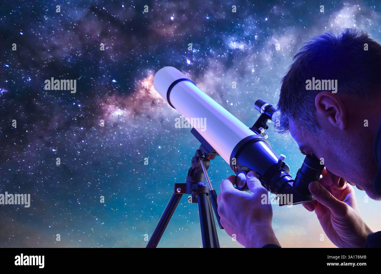 dettaglio-dell-uomo-all-aperto-che-guarda-attraverso-l-oculare-di-un-telescopio-che-si-concentra-su-un-cielo-blu-pieno-di-stelle